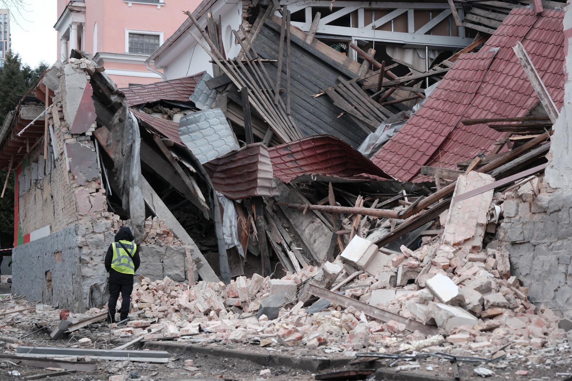 Легендарний стадіон у Києві постраждав через обстріли: фото до і після